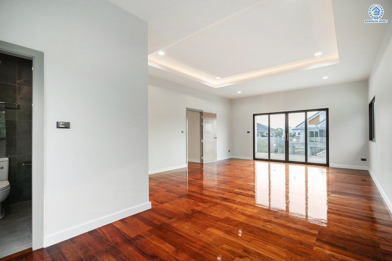 บ้านมือสองตกแต่งใหม่ โครงการ กฤษดานคร20 ปิ่นเกล้า-บรมราชชนนี บ้านหลังมุม ติดทะเลสาบ บนเนื้อที่กว้างมากถึง 238 ตร.ว. ตกแต่งด้วยวัสดุเกรดพรีเมี่ยม ฟังก์ชัน 5 ห้องนอน 6 ห้องน้ำ 1 ห้องอเนกประสงค์ 4 ที่จอดรถ พร้อมทั้งเปลี่ยนระบบไฟฟ้า สุขาภิบาล ทำเลศักยภาพ ติดถนนบรมราชชนนี ใกล้มหาวิทยาลัยมหิดล และเพียง 10 นาทีถึงเซ็นทรัล ปิ่นเกล้า